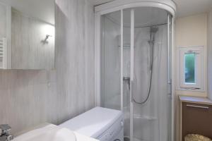 Koupelna v ubytování Mobil-home 5 pers - camping Samoens + 18 fotografií