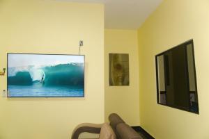Un televizor și/sau centru de divertisment la Apartamento Ciudad del Surf Montañita