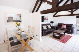 Ruang duduk di Deer Cottage at Rowden Manor - Sleeps 5 & Parking