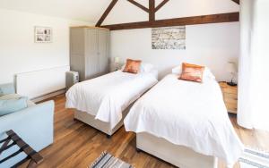 Katil atau katil-katil dalam bilik di Deer Cottage at Rowden Manor - Sleeps 5 & Parking
