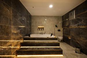 Koupelna v ubytování Niva Atakum Otel + 37 fotografií