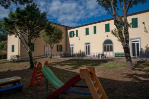 une aire de jeux en face d'un bâtiment dans l'établissement Casa San Giuseppe - Isola d'Elba, à Cavo