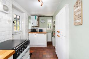 Η κουζίνα ή μικρή κουζίνα στο Cosy 1-Bedroom Cottage Retreat in Charming Elloughton