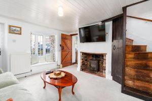 Μια τηλεόραση ή/και κέντρο ψυχαγωγίας στο Cosy 1-Bedroom Cottage Retreat in Charming Elloughton