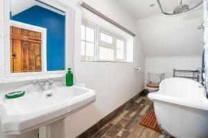 Ένα μπάνιο στο Cosy 1-Bedroom Cottage Retreat in Charming Elloughton +41 φωτογραφίες