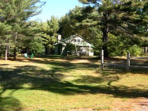 Zahrada ubytování Seven-Person Cabin Rental with Stone Fireplace Overlooking Lake Paradox in Adirondacks