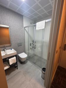a bathroom with a shower and a toilet and a sink at Boss Otel Kahramankazan in Kışlaköy