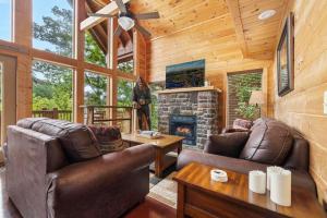 Una sala de estar con muebles de cuero y chimenea. en Bigfoot Bungalow, free tickets, no catch!, en Pigeon Forge