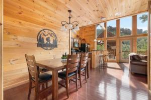 Un comedor y una cocina con mesa y sillas. en Bigfoot Bungalow, free tickets, no catch!, en Pigeon Forge