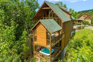 una cabaña en el bosque con una casa en el árbol en Bigfoot Bungalow, free tickets, no catch!, en Pigeon Forge