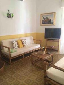 Una televisión o centro de entretenimiento en Le tre Palme