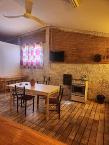 Un comedor con mesa y sillas y una estufa. en Tu Loft centrico, en San Rafael