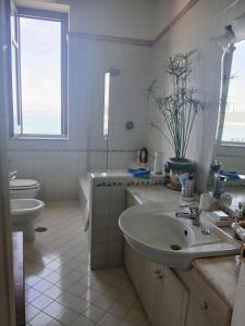 une salle de bain blanche avec un lavabo et des toilettes dans l'établissement Al Fontanino rent house in amalfi coast, à Albori