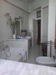 une salle de bains blanche avec deux lavabos, une baignoire et des toilettes dans l'établissement Al Fontanino rent house in amalfi coast, à Albori 85 autres photos
