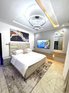 Postel nebo postele na pokoji v ubytování GoldenHills home