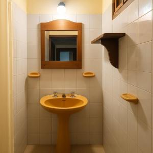 Et badeværelse på Cabañas Achalay – Refugio en Santa María