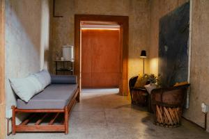 a living room with a couch and a door at Guest Rooms Jardín Prim in Mexico City