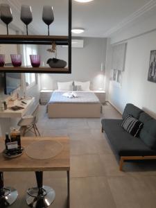 una sala de estar con una cama y un sofá en Cozy Di.Va city centre, en Tesalónica