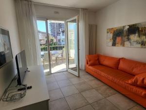 TV a/nebo společenská místnost v ubytování Residence Mediterranee Family Apartments