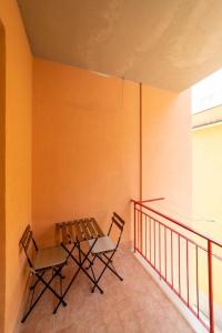 een balkon met een houten tafel en 2 stoelen bij A Due Passi dal Mare Stanza N2 in Porto Ercole