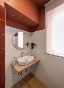 een badkamer met een wastafel en een spiegel bij A Due Passi dal Mare Stanza N2 in Porto Ercole