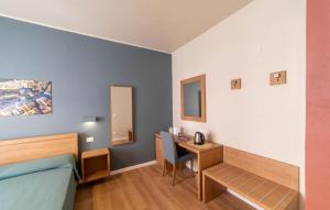 een slaapkamer met een bed, een bureau en een tafel bij A Due Passi dal Mare Stanza N2 in Porto Ercole