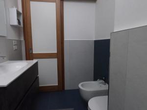 łazienka z toaletą i umywalką w obiekcie Casa Cappello w mieście Lecce