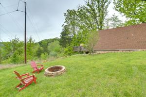 Giardino di Walk to Lake Taneycomo Cabin with Deck and Fire Pit!