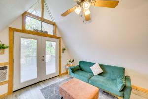 Area soggiorno di Walk to Lake Taneycomo Cabin with Deck and Fire Pit!