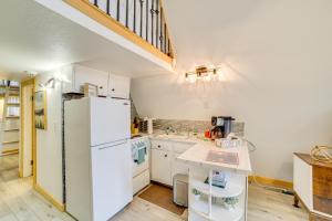 Cucina o angolo cottura di Walk to Lake Taneycomo Cabin with Deck and Fire Pit!