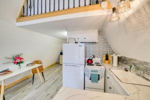 una cucina con un frigorifero bianco e un lavello di Walk to Lake Taneycomo Cabin with Deck and Fire Pit! a Rockaway Beach Altre 17 foto