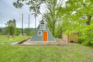 Giardino di Walk to Lake Taneycomo Cabin with Deck and Fire Pit!