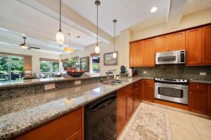 Η κουζίνα ή μικρή κουζίνα στο Big Island Fairways at Mauna Lani 1705 by Coldwell Banker Island Vacations