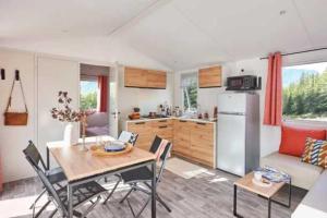 Η κουζίνα ή μικρή κουζίνα στο Camping 4 étoiles - Piscine - eehi00