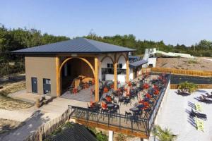 Το κτήριο όπου στεγάζεται  το κάμπινγκ