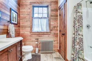 O baie la Maine Home with Hot Tub and Snowmobile Trail Access! +26 fotografii