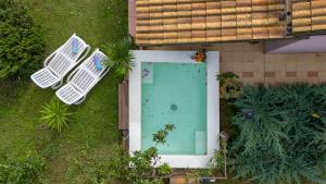 widok z góry na podwórko z dwoma krzesłami ogrodowymi w obiekcie Laurus Jacuzzi villa Alghero Valverde 122 w mieście Valverde