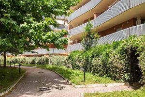 een loopbrug voor een gebouw bij Totò's GreenVillage in Monterotondo