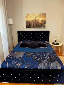 Ένα ή περισσότερα κρεβάτια σε δωμάτιο στο HomeComfort Apartament DeLux