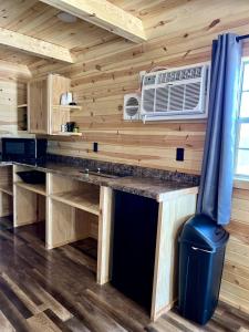 eine Küche mit einer großen Holztheke mit Ventilator in der Unterkunft Sweet Cabin Ideal for a Family Escape in South Dakota in Rockerville