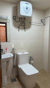 un bagno con un water bianco e un lavandino di Mandah Heritage Home a Kathmandu Altre 21 foto