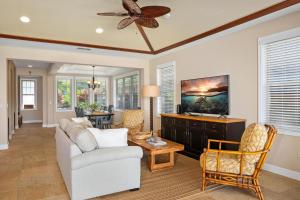 TV a/nebo společenská místnost v ubytování Big Island Holua Kai 100 by Coldwell Banker Island Vacations