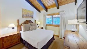 een slaapkamer met een groot bed en een raam bij Crestwood 2313 Deluxe 1 Bedroom Plus Loft in Snowmass Village +18 foto's