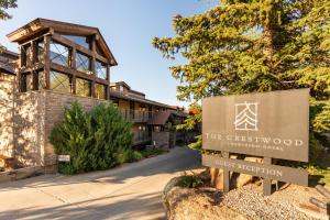 een bord voor het Cheswood Guest Resort bij Crestwood 2313 Deluxe 1 Bedroom Plus Loft in Snowmass Village