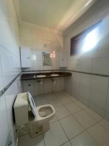 a bathroom with a toilet and a mirror at Duplex à 800 mts do Beach Park COM 5 suítes in Aquiraz +34 photos