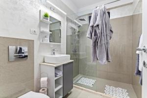 ナボダリにあるLago Retreat Apartamentの小さなバスルーム(シンク、シャワー付) +20枚の写真