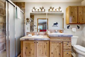 Un baño con dos lavabos y un espejo. en Cedar Lane Getaway, en McCall