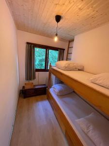 a bedroom with two bunk beds and a window at Charme de Fays in Harre