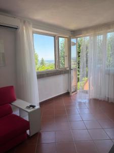 A seating area at VILLA ISELLA