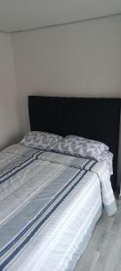 Postel nebo postele na pokoji v ubytování Rockhouse Apartaestudios